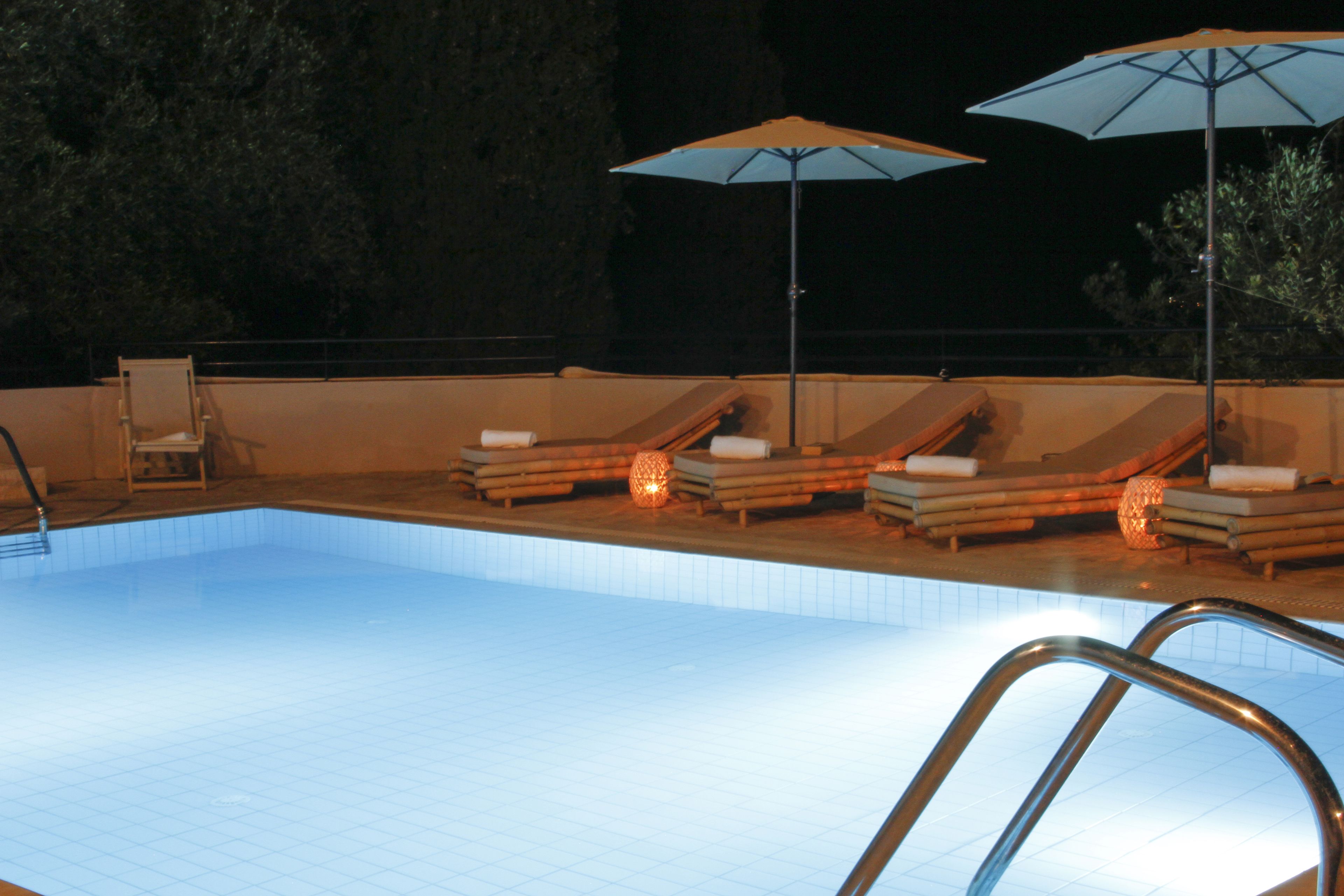 시즌별로 운영되는 야외 수영장, 수영장 파라솔, 일광욕 의자