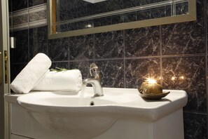 Villa | Badezimmer | Badewanne, Haartrockner, Bidet, Handtücher