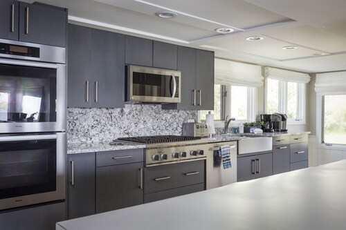 Lavish Lakehouse - Steps to Water-Kayaks, Dock & Boat Hoist, BBQ-Boaters Welcome