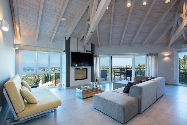 Deluxe-Apartment, 2 Schlafzimmer, Terrasse, Meerblick | Wohnzimmer | LCD-Fernseher