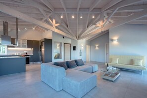 Deluxe-Apartment, 2 Schlafzimmer, Terrasse, Meerblick | Wohnbereich | LCD-Fernseher