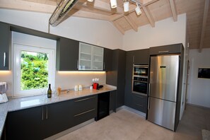 Deluxe-Apartment, 2 Schlafzimmer, Terrasse, Meerblick | Eigene Küche | Großer Kühlschrank, Mikrowelle, Ofen, Herdplatte