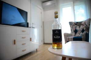 Desk, iron/ironing board, free cribs/infant beds, free WiFi - Srecko Exclusive Apartment (Belgrade)