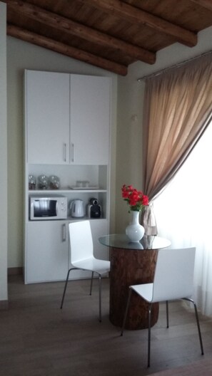 Quarto família (Chardonnay) | Escrivaninha, espaço de trabalho para notebook, cortinas blackout