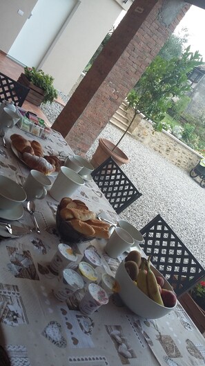 Café da manhã com buffet grátis todos os dias