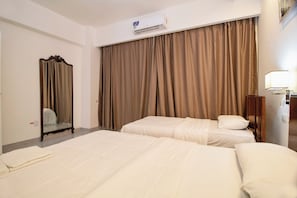 1 habitación, muebles diferentes y cortinas blackout