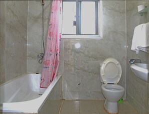 Apartment, 2 Double Beds, Garden View (4) | Bathroom