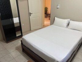 Muebles diferentes, wifi gratis y ropa de cama 