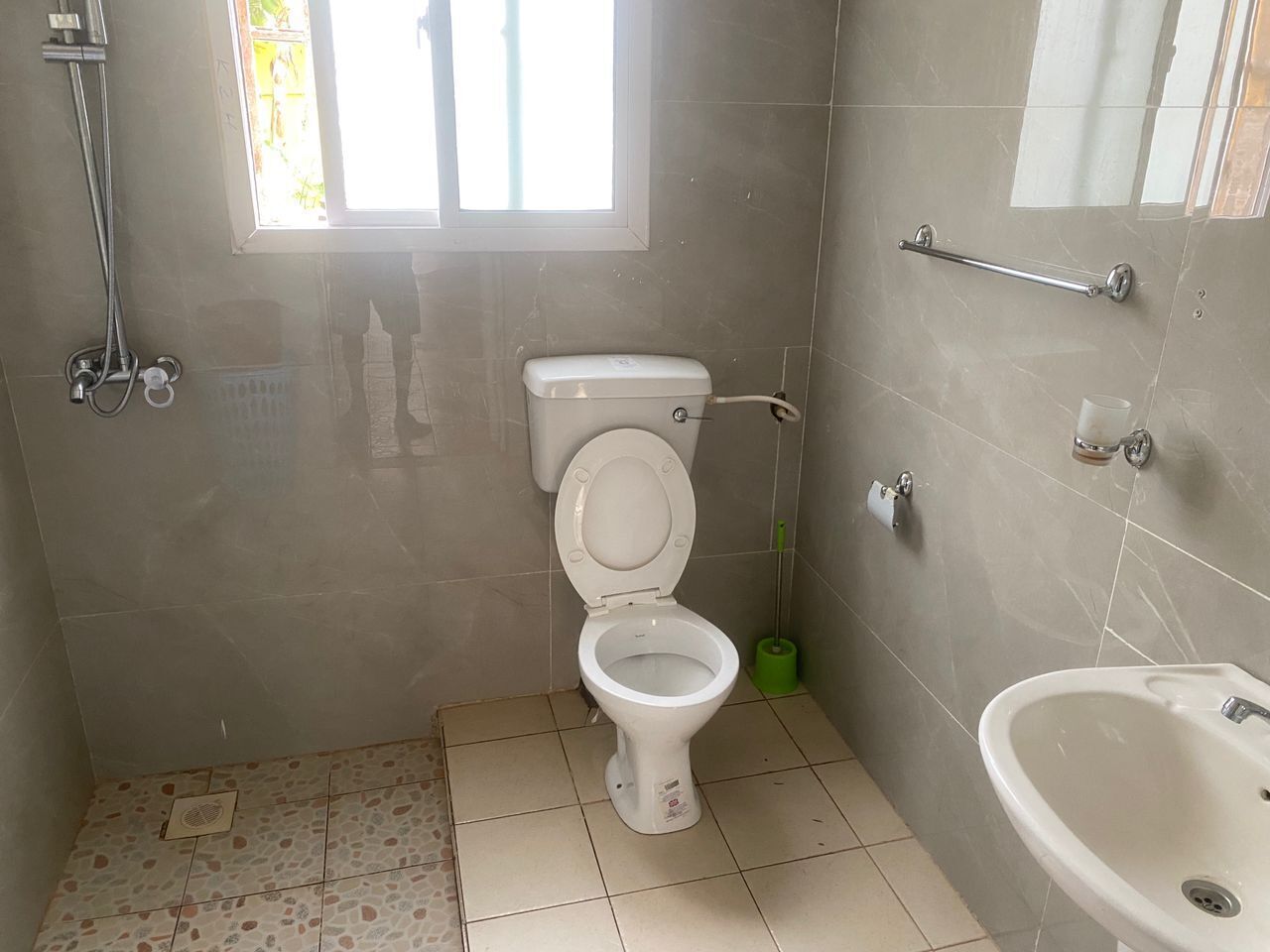 Ein kleines Badezimmer mit Toilette, Bidet und Waschbecken.