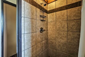 Amenidades de baño gratuitas, secadora de cabello, toallas 