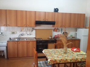 Kühlschrank, Ofen, Herdplatte, Kochgeschirr/Geschirr/Besteck