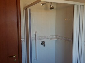 Dusche, Haartrockner, Bidet, Handtücher