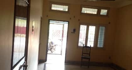 Un espacioso edificio residencial de dos pisos que soporta una sala de baño 3BHK 2