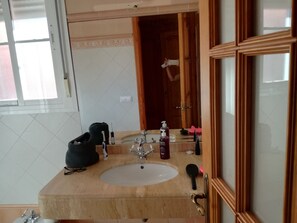 Banyera, bidet, tovalloles i sabó 