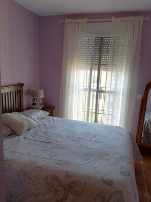 4 dormitoris, planxa i posts de planxar, wifi i roba de llit 