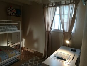 4 bedrooms, iron/ironing board, WiFi, bed sheets
