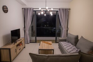 Fernseher, Kamin, Bücher, Musikbibliothek