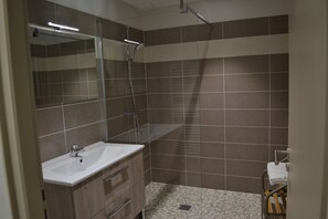 Dusche, Haartrockner, Handtücher
