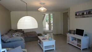 Fernseher, DVD-Player, Tischtennisplatte, Stereoanlage