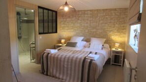 3 slaapkamers, een strijkplank/strijkijzer, reisbedje, gratis wifi