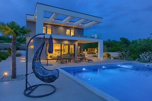 Outdoor pool - Villa QUADRA with heated pool (Pinezići)
