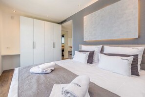 5 bedrooms, in-room safe, iron/ironing board, WiFi - Villa QUADRA with heated pool (Pinezići)