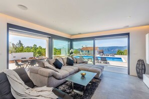 TV - Villa QUADRA with heated pool (Pinezići)