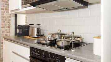 Een koelkast, een microgolfoven, een oven, een kookplaat