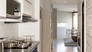 Coffee/tea maker, fridge, microwave, oven - Wild Olive Apartments (Windhoek)