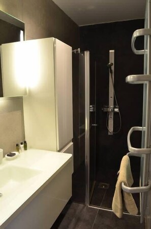 Een douche, een haardroger, handdoeken