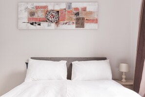 2 bedrooms, iron/ironing board, Internet, bed sheets - #AlimamaSpaces: Chelsea M's Heights (Midrand)