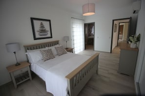 4 bedrooms, iron/ironing board, WiFi, bed sheets