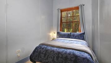 3 habitaciones, tabla de planchar con plancha, wifi y ropa de cama