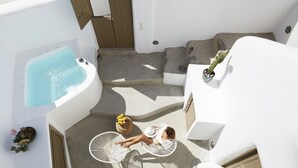 Une terrasse sur le toit dotée d’un jacuzzi, d’un espace salon extérieur et d’un escalier menant à un niveau supérieur.
