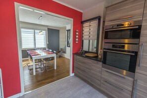 Frigorifero, microonde, forno, piano cottura
