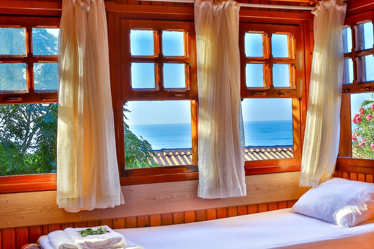 Room, Sea View | 1 bilik tidur, peralatan tempat tidur premium, meja