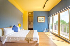 A hotel room with a large bed, a view of the outdoors, and a balcony. - Garden Villa double RM (Yilan County)