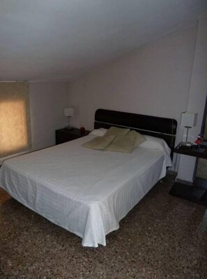 3 bedrooms, bed sheets