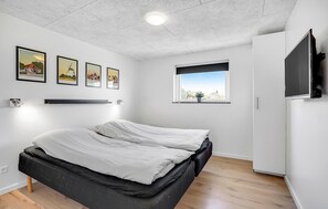 4 bedrooms, travel crib, free WiFi