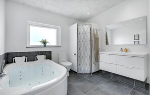Shower - Lovely home in Haderslev with sauna (Haderslev)