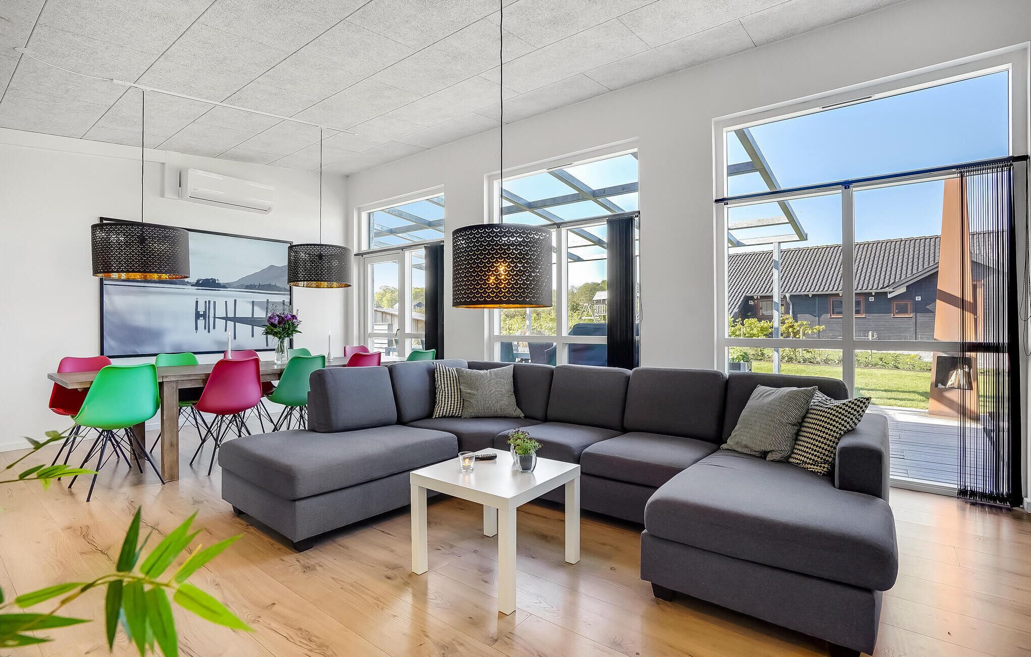 Una televisión, un futbolín, una mesa de tenis de mesa