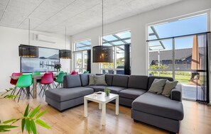 Televisión, futbolito y tenis de mesa