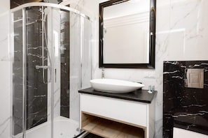 Shower, hair dryer, towels, shampoo