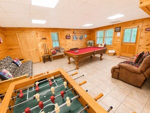 Game room - Private, Screened Porch, Hot Tub, Fire Pit Area (Morganton)