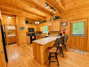 Fridge, microwave, oven, stovetop - Private, Screened Porch, Hot Tub, Fire Pit Area (Morganton)