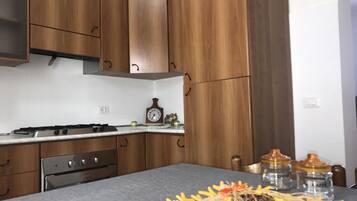 Mikrowelle, Ofen, Herdplatte, Wasserkocher mit Kaffee-/Teezubehör