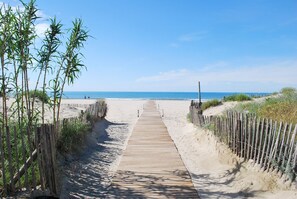 Plage à proximité, chaises longues