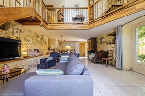 Téléviseur, foyer, lecteur de DVD, table de ping-pong