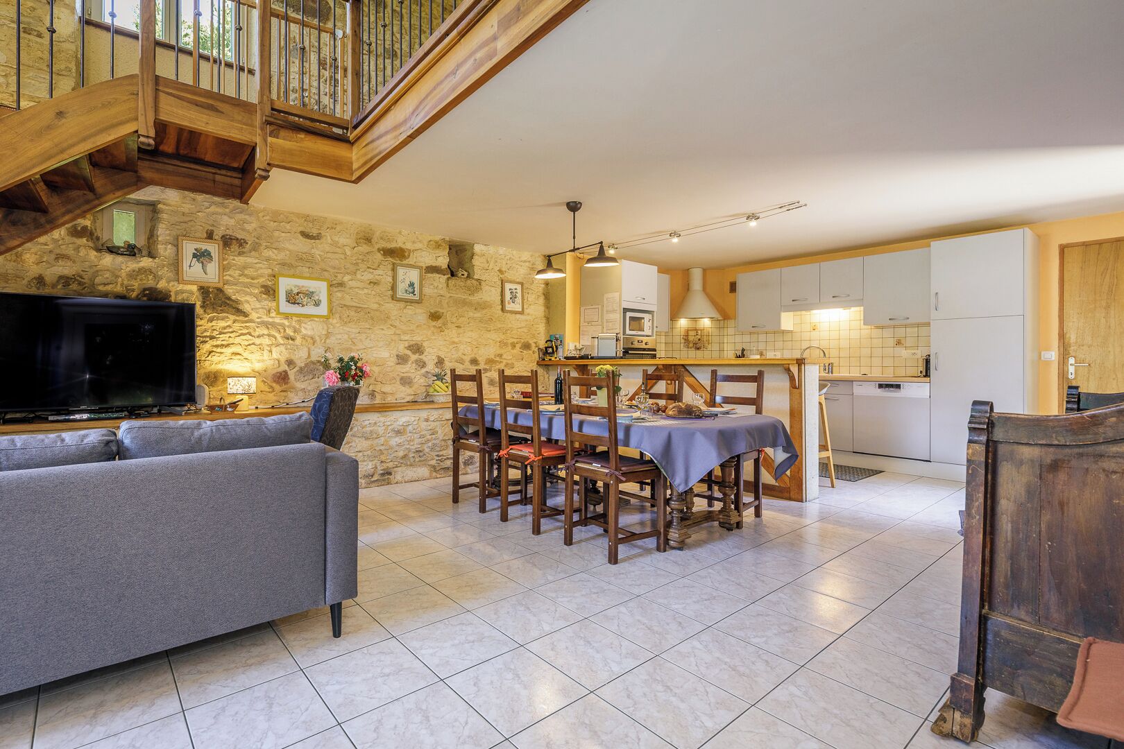 Una televisión, una chimenea, un reproductor de DVD