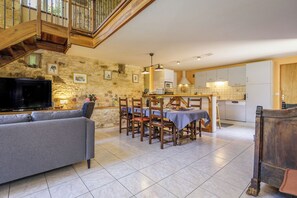 Télévision, cheminée, lecteur de DVD, table de tennis de table